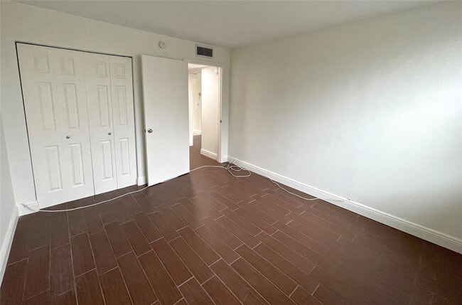 Building Photo - 9411 Evergreen Pl