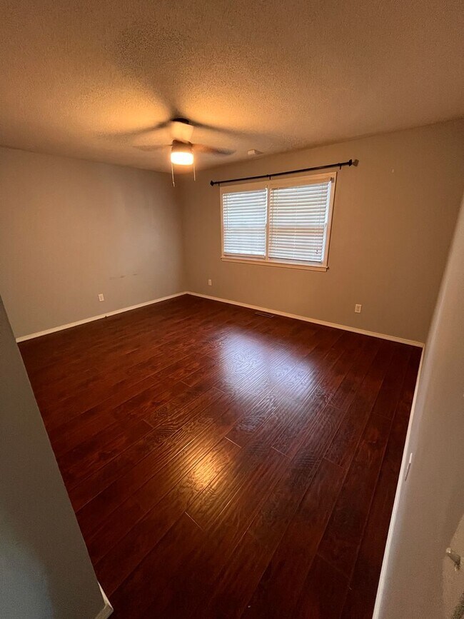 Building Photo - 3-Bed, 2-bath Luxury Southern Hills Designer Home!