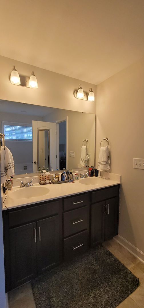 Building Photo - Like New- Immaculate 2-Story Home w/ 4 Bedroom 2.5 Bath! Large Lot- Fully Fenced Backyard.