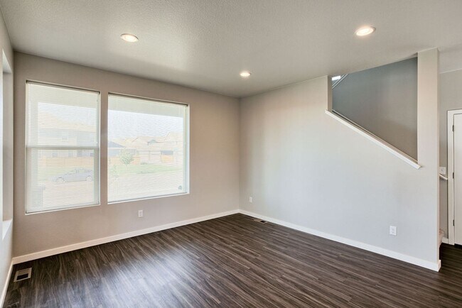 Building Photo - Beautiful 3 Bedroom Townhome in Mosaic