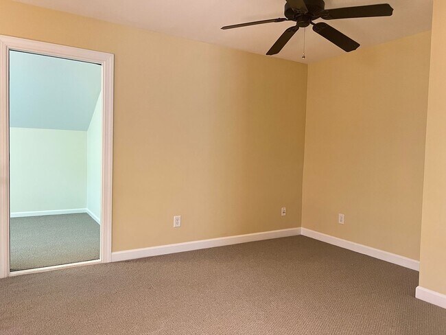 Building Photo - Spacious 3 Bed | 3.5 Bath End Unit Townhom...