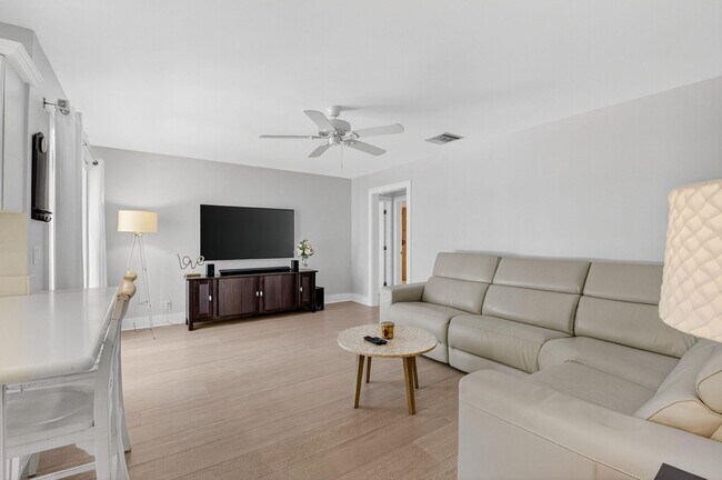Building Photo - 4690 Palo Verde Dr