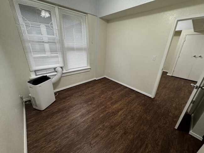 Building Photo - 103 E Central Ave