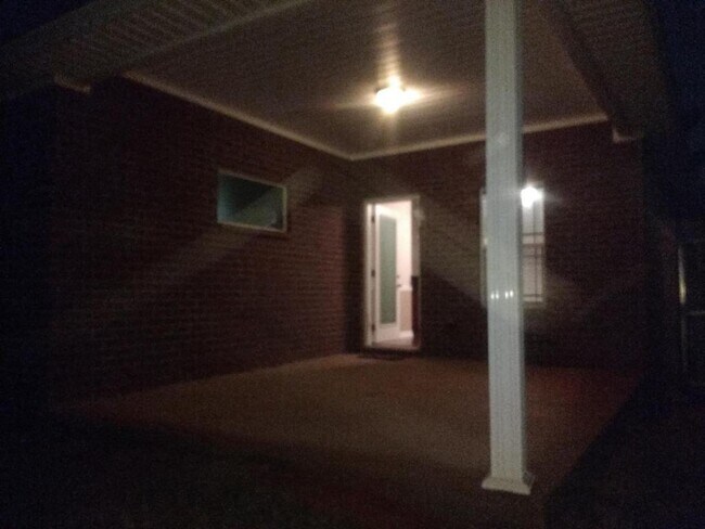 Building Photo - 7935 Park Place Dr N