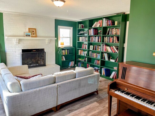 Building Photo - 1001 Belmont Dr