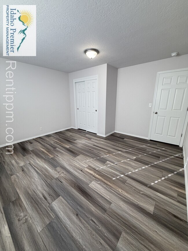 Building Photo - 2200 E Grapewood Dr