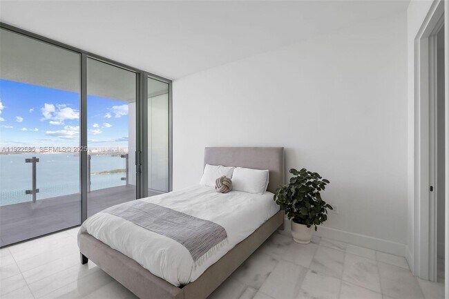 Building Photo - 700 NE 26th Terrace