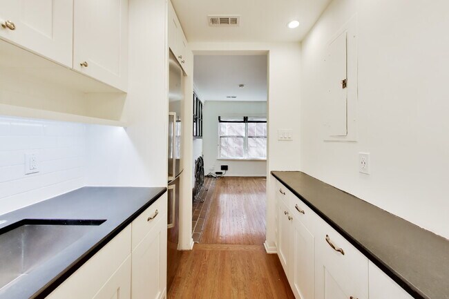 Building Photo - Bright 16th St Condo + Parking