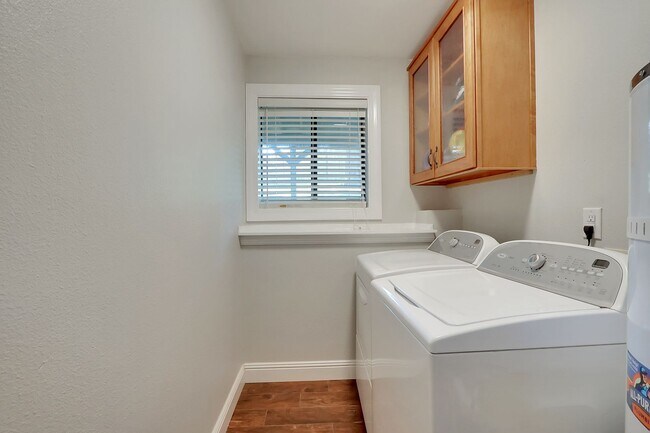 Building Photo - Just like New Home in Steilacoom