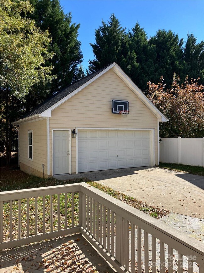 Building Photo - 8532 Westmoreland Lake Dr