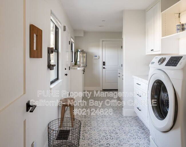 Building Photo - 202 Petersen Ln