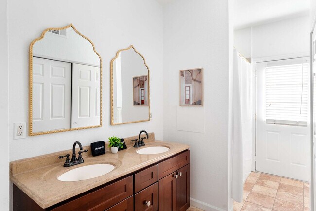 Building Photo - 6235 E Thunderbird Rd