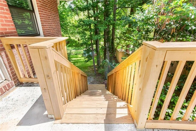 Building Photo - 629 Clairmont Cir