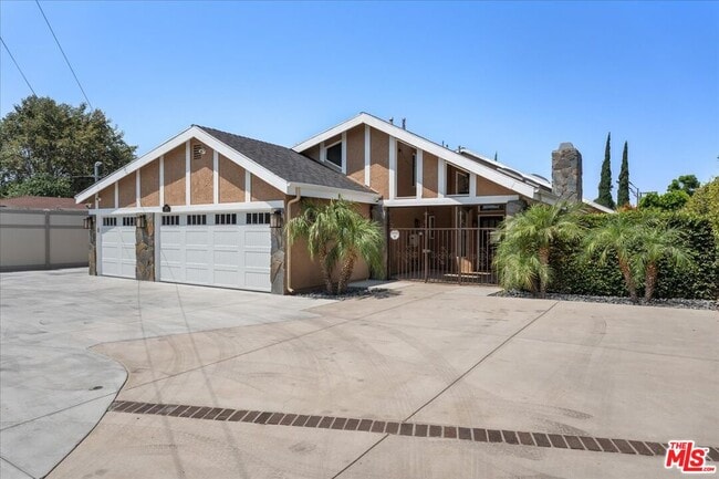 Building Photo - 6443 Matilija Ave