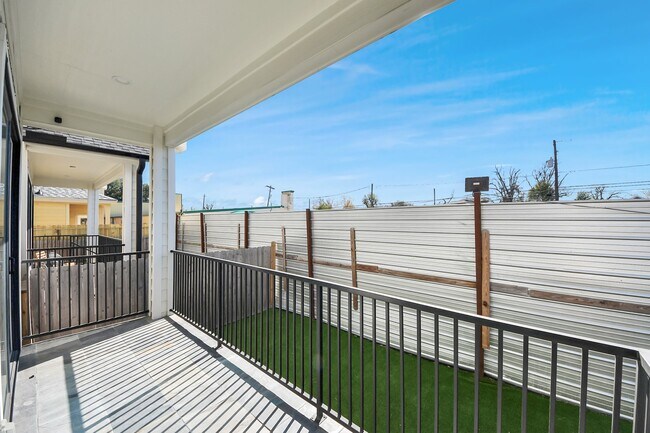 Building Photo - 410 E 41st St