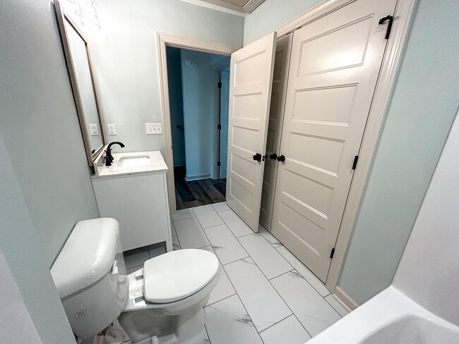 Building Photo - 177 N Clarendon Dr