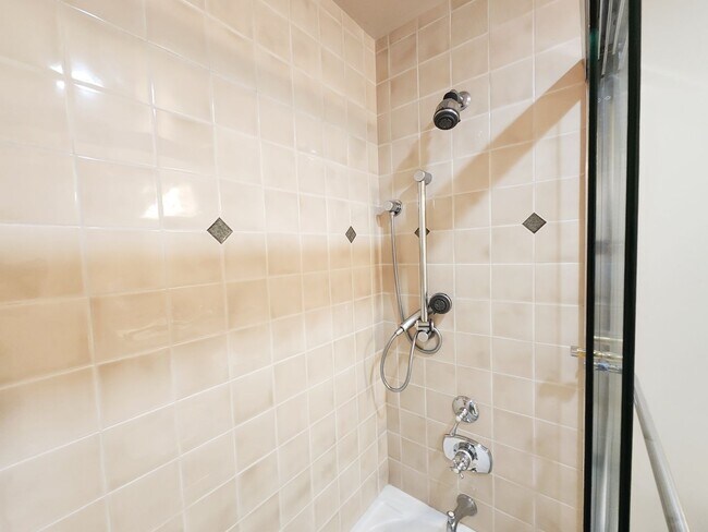 Building Photo - Elegant, spacious home in San Mateo