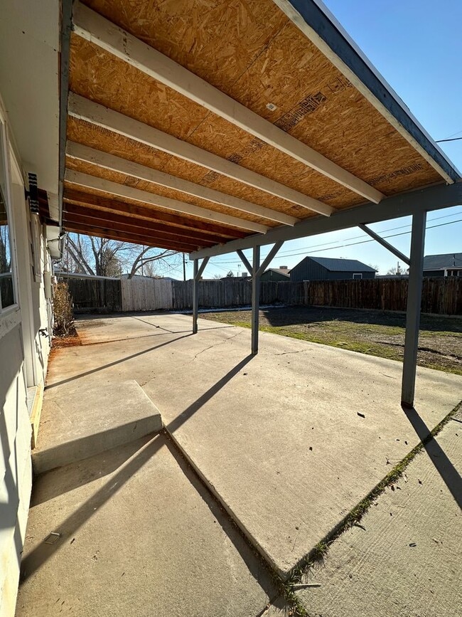 Building Photo - Beautifully Done Home Waiting For You...