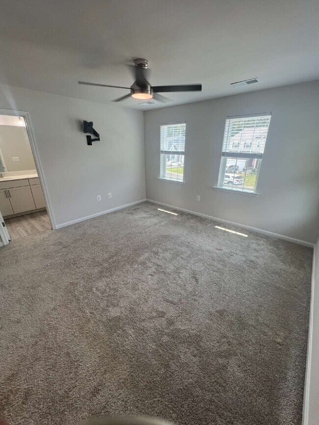Building Photo - Spacious 3-Bedroom Rental in Sought-After ...