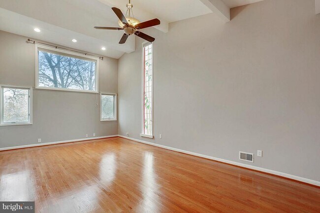 Building Photo - 9801 Clydesdale St