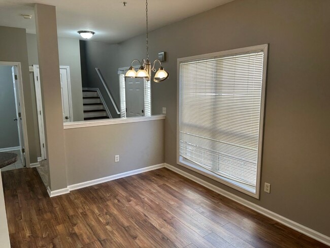 Building Photo - Great location, like new everything, stainless appliances, 1 car garage, hardwoods and tile floor...