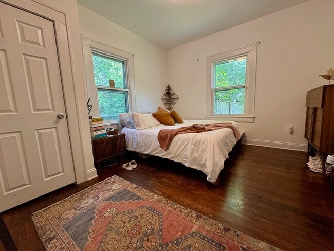 Building Photo - Renovated DTR Bungalow!