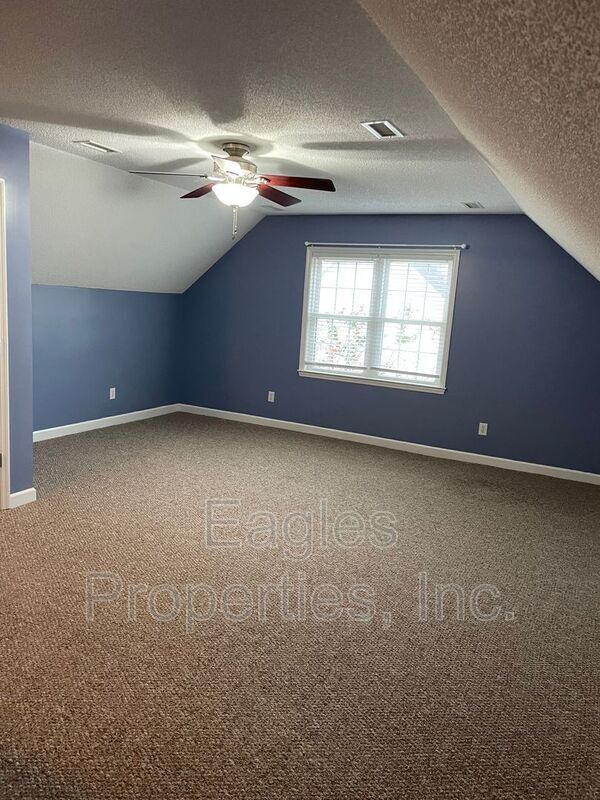 Building Photo - 608 Adler Ln