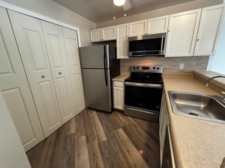 kitchen2 - 2560 Woodgate Blvd