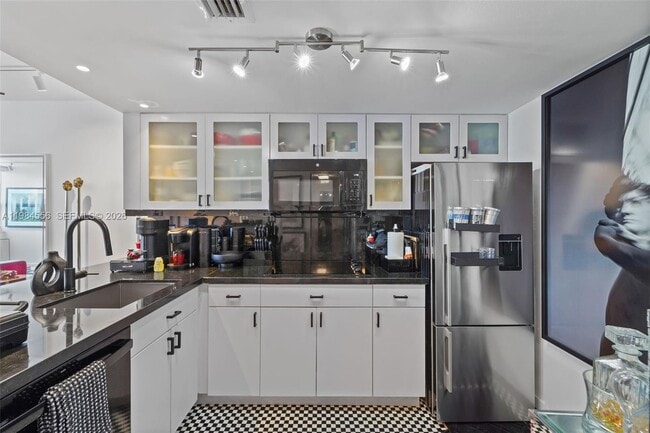 Building Photo - 650 West Ave