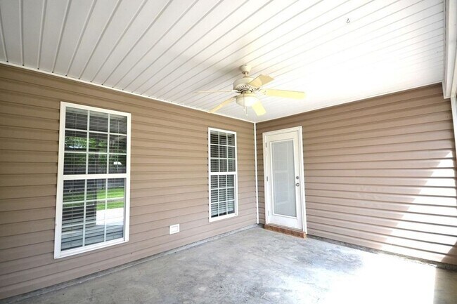 Building Photo - Spacious 3-Bedroom Home with Modern Amenities in Valdosta! Fenced in Backyard!