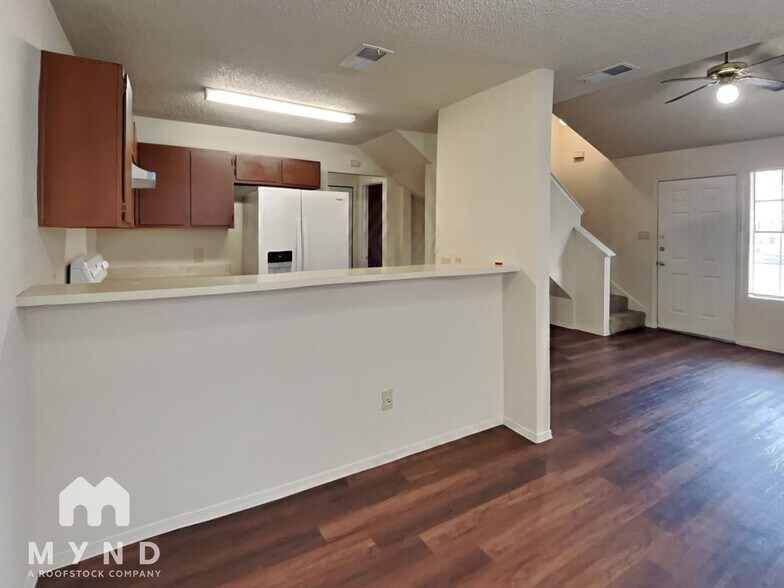 Building Photo - 2214 Creekside Ln