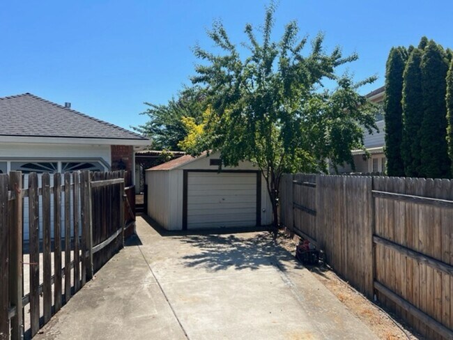 Building Photo - SINGLE LEVEL HOME W/ MANICURED YARD WITH  ...