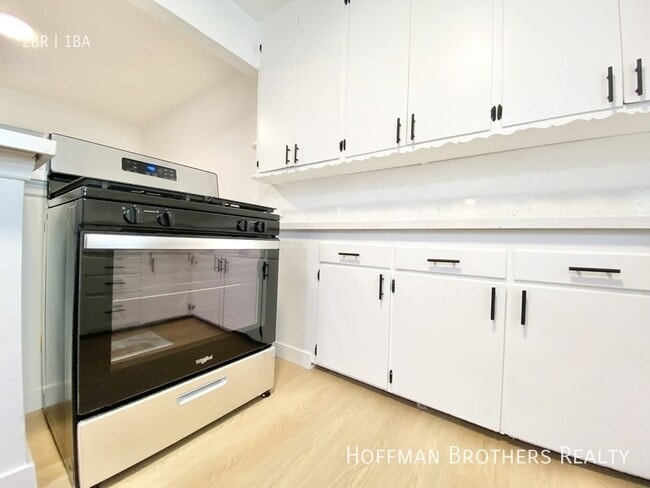 Building Photo - 902 Alandele Ave