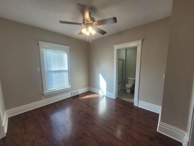 Building Photo - 6 Bedroom Home with large yard, washer/dry...