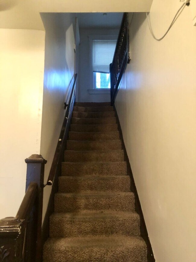 Building Photo - Xavier & UC Students - 2026-2027 School Year - Spacious House with Backyard and Deck!