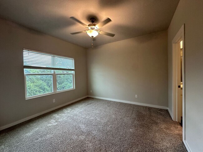 Building Photo - Townhome for Rent