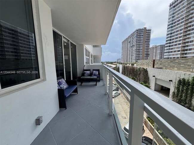 Building Photo - 2030 S Ocean Dr