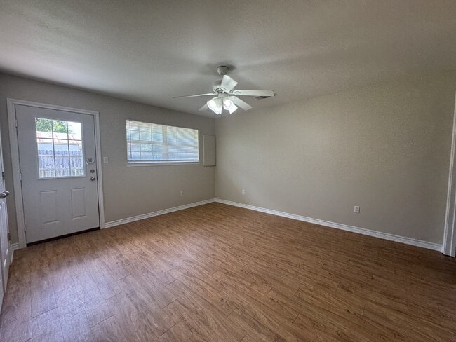 Building Photo - 3 bedroom 2 bath brick duplex in excellent...