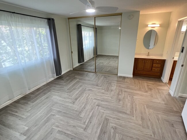 Building Photo - Fantastic 3 Bed 1.5 Bath End Unit Townhome in Orange!