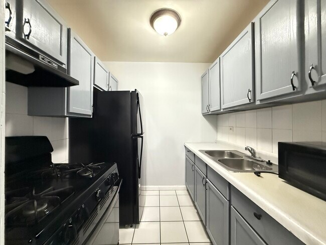 Building Photo - 600 Mesa Dr