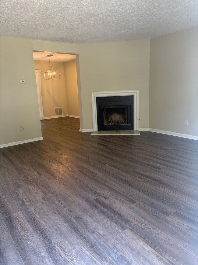 Building Photo - Stepless Townhome