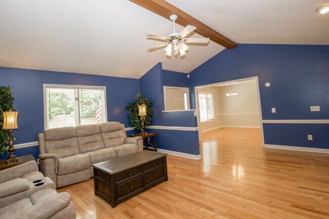 Building Photo - 806 Sumac Ln