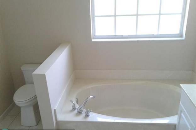 Building Photo - 3409 Lakeside Dr