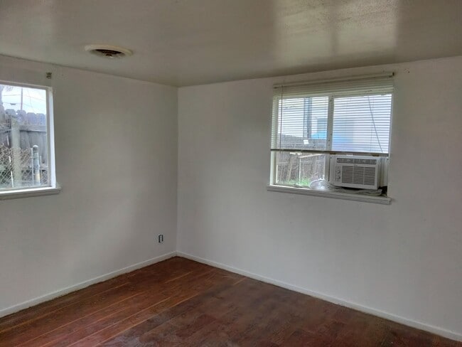 Building Photo - 1182 E Pasadena St