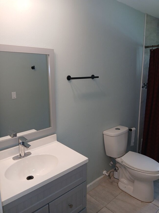 Building Photo - Beautiful, spacious 3 bedroom, 2 bathroom ...