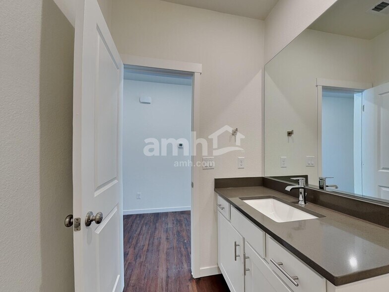 Building Photo - 11677 Logans Rdg Dr