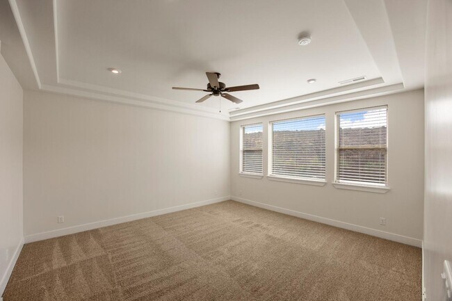 Building Photo - 646 N Sandy Talus Dr