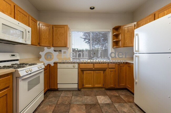 Building Photo - JANUARY MOVE IN SPECIAL: $500 Off 1 Month'...