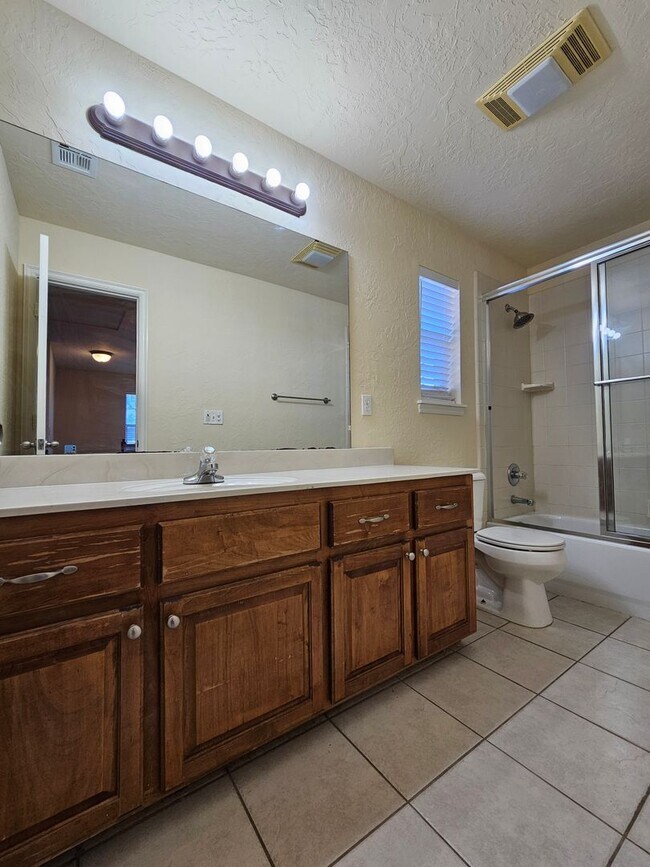Building Photo - 867 Rambling Oaks Dr