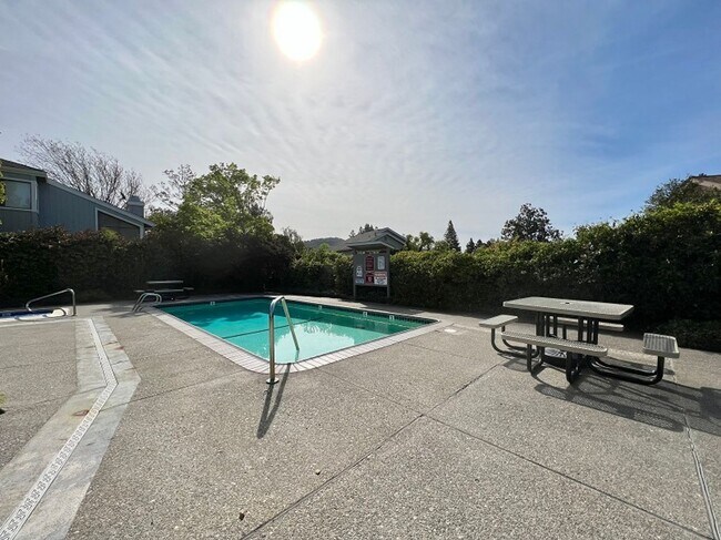 Building Photo - Three Bedroom Napa Condo on River Walk